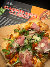 Lade das Bild in den Galerie-Viewer, Ticket für &quot;Klassiker meets Classico&quot; - Flammkuchen-Pizza Event - 06. März 2026
